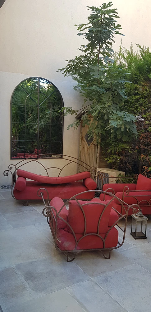 Décoration intérieur du patio d'une villa au Brusc.